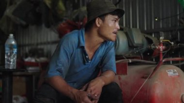 Vietnam 'da küçük bir aile atölyesinde mekanik sohbet - 4K Yatay