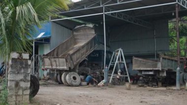 Küçük aile atölyesinde üç kardeş Vietnam 'da hayatta kalmak için tehlikeli koşullarda çalışıyorlar - 4K Yatay