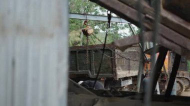 Vietnam 'da bir atölyede eski bir kamyonun yanında elle kaynak yapan tamirci - 4K Yatay