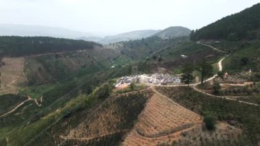 Vietnam 'da yolun yakınındaki küçük bir dağın tepesindeki antika mezarlığı - 4K Yatay
