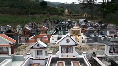 Vietnam 'ın kırsal kesiminde dağların arasına inşa edilmiş ıssız bir mezarlık - 4K Yatay