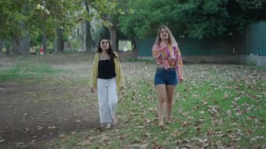 Bir esmer ve bir sarışın, kameraya doğru çıplak ayakla yürüyorlar. Ölüm tehdidi oluşturuyorlar. 4K Yatay.