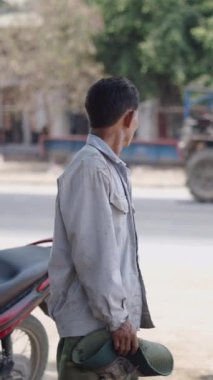 Vietnam 'da elinde şapkayla kameraya bakan Asyalı adam FullHD Dikey
