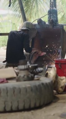 Vietnam 'da bir kazıcının küreğini kaynak yapan genç adam, FullHD Dikey