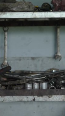 Vietnam 'da küçük bir mekanik atölyede kirli aletler - FullHD Dikey