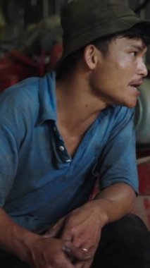 Vietnam 'daki küçük bir aile atölyesinde mekanik sohbetleri - FullHD Dikey