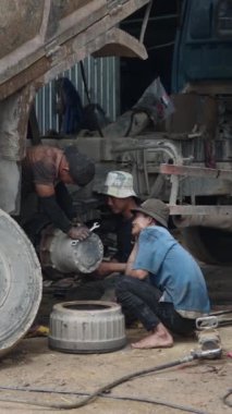 Vietnam 'daki bir atölyede güvenlik önlemleri alınmadan büyük bir tehlikeyle birlikte çalışan üç genç kardeş.