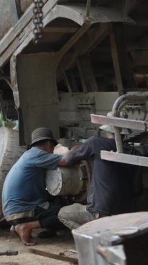 Küçük kardeşler Vietnam 'da küçük bir aile atölyesinde çalışıyorlar.
