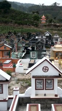 Vietnam 'ın kırsal kesiminde dağların arasına inşa edilmiş ıssız bir mezarlık.