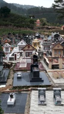 Vietnam 'da dağlara yakın birkaç mezarı olan küçük bir mezarlık üzerinde panoramik.