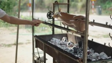 Vietnam 'da domuzun derisini fırçayla yağlarken közde kızartıyorlar - 4K Yatay