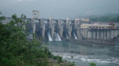 Vietnam 'da elektrik üretmek için kullanıldıktan sonra Song Nehri' nin akmasına izin veren baraj - 4K Yatay