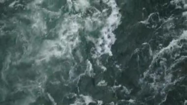 Vietnam 'da zorla akan Song Nehri' nin su akıntısının insansız hava aracı görüntüsünden Zenithal çekim - 4K Yatay