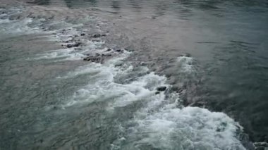 Su, Vietnam 'daki Song Nehri' nin kayaları arasında insansız hava aracı görüşü ile 4K yatay olarak akar.