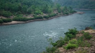 Su, Vietnam dağları arasındaki Song Nehri 'nden aşağı güçlü bir akıntıyla akıyor - 4K Yatay