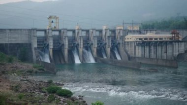 Song Nehri suyu Vietnam 'daki bir hidroelektrik santralinde elektrik üretmek için kullanılıyor - 4K Yatay