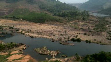 Az suyu olan ve neredeyse kuruyan bir nehir. Vadiden ve dağlardan geçen ve Vietnam 'da birçok bitki içeren nehir. 4K Yatay.
