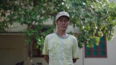 Slim Asyalı Vietnamlı genç bir adamın kameraya bakarken yarım boy portresi - 4K Yatay