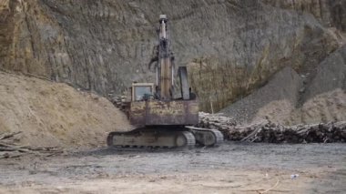 Vietnam 'da kesilen ağaç gövdeleriyle orman tahrip etme işi yapan eski paslı vinç - 4K Yatay