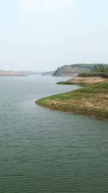 Büyük nehrin panoramik manzarası dağların ve doğanın yüksek hızda Vietnam 'da bir insansız hava aracının görüntüsü.