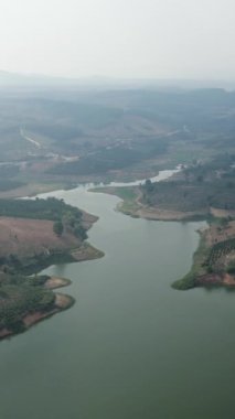 Yüksek irtifa dronundan, Vietnam 'ın büyük nehrini çevreleyen doğayı görebilirsiniz - FullHD Dikey