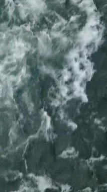 Vietnam 'da güç kullanarak akan Song Nehri' nin insansız hava aracı görüntüsünden Zenithal çekim - FullHD Dikey