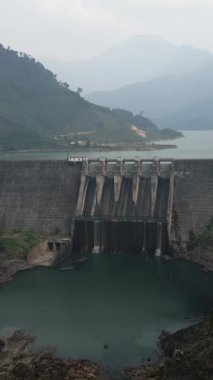 Nehir üzerinde panoramik dron görüntüsü bataklık, vadi ve Vietnam 'daki dağlar - FullHD Dikey