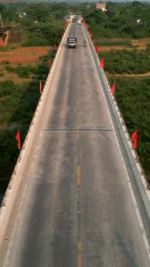Vadinin iki yakasını birbirine bağlayan ve Vietnam 'da nehri geçen insansız hava aracı.