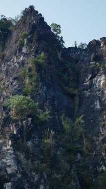 Rocky dağları, Vietnam 'da neredeyse hiç bitki örtüsü olmayan kayalık dağlardır.