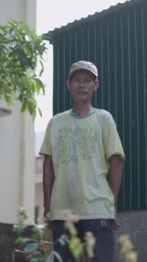 Vietnam 'da sessiz bir yerde hareketsiz duran Asyalı Vietnamlı adam FullHD Dikey