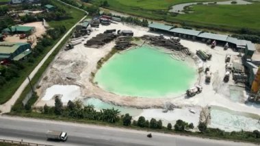 Vietnam 'da bir sanayi bölgesinde beton macunun suyla karıştırıldığı beton fabrikasının insansız hava aracı görüntüsü - 4K Yatay