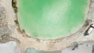 Vietnam 'da yapay gölü olan beton üretim tesisinin insansız hava aracı görüntüsü - 4K Yatay