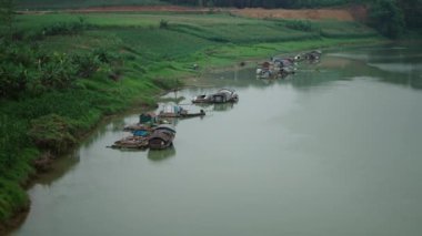 Vietnam 'da balıkçıların yaşadığı nehrin kıyısındaki küçük kulübeler - 4K Yatay