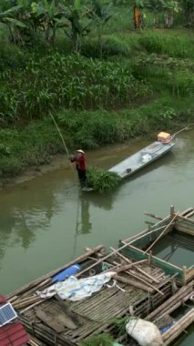 Çiftçiler ve balıkçılar Vietnam 'da küçük teknelerde tahıl veya balık taşıyorlar.