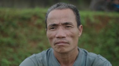 Vietnam 'da kameraya bakan ciddi hareketsiz Asyalı çobanın portresi - 4K Yatay