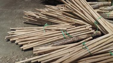 Vietnam 'da bir ahşap fabrikasında birbirine bağlanmış katı yuvarlak tahta levhalar - 4K Yatay