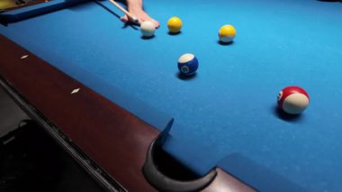 Bilardo sopası bilardo topunu deliğe atıyor - 4K Yatay