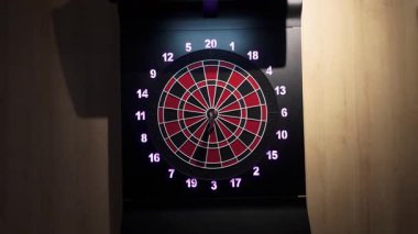 Elektronik dart tahtasına yakınlaştır, 3 dart atari salonunda sıkıştı - 4K Yatay
