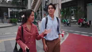 Bangkok 'taki yaya geçidinde yürüyen ve konuşan Asyalı öğrenciler - 4K Yatay