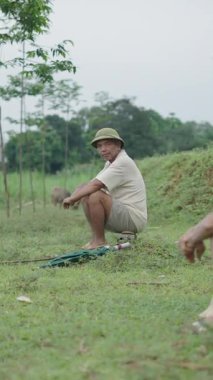 Sığır çobanları Vietnam 'ın kırsal kesimlerinden FullHD dikey