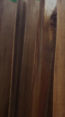 Vietnam 'da bir açık hava deposunda, FullHD dikey ahşap tahtalar düzenlenmiş.