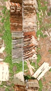 Vietnam 'ın kırsal kesimlerinden FullHD Dikey Bölgesi' nde insansız hava aracı manzaralı ahşap deponun hava görüntüsü