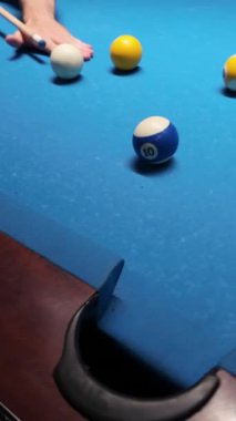 Bilardo sopası topu deliğe sokuyor - FullHD dikey