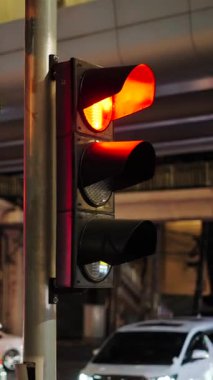 Tayland 'da gece büyük şehir trafiğini kontrol etmek için kırmızı ışıkla siyah trafik ışığını kapatın.