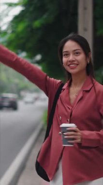 Genç Asyalı iş kadını FullHD dikey taksi çağırıyor.