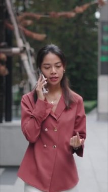 Genç iş kadını ofisin dışından telefonla arıyor - FullHD Dikey