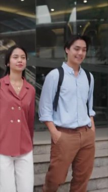 Bangkok şehir merkezinde yürüyen genç Asyalı çift FullHD Dikey