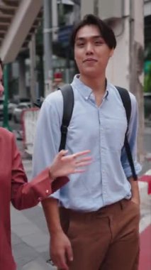 Bangkok 'taki yaya geçidinde yürüyen ve konuşan Asyalı öğrenciler - FullHD Dikey