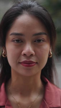 Genç Güneydoğu Asyalı kadın farklı duygular ifade ediyor - FullHD Dikey