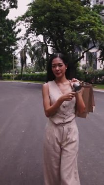 Mutlu müşteri başarılı bir alışveriş gezisinden sonra dondurmayı seviyor - FullHD Dikey